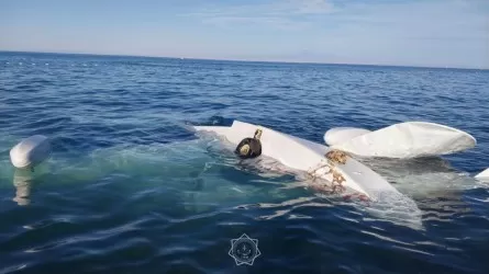 Дельтаплан с людьми упал в озеро Алаколь