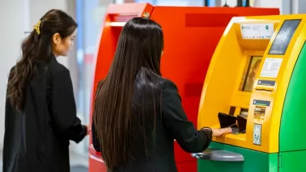 Казахстанцы не ушли в кеш: доля обналичивания денег продолжает сокращаться