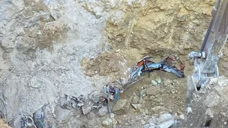 Майқайың кенішінде ойыққа құлаған автобус табылды 