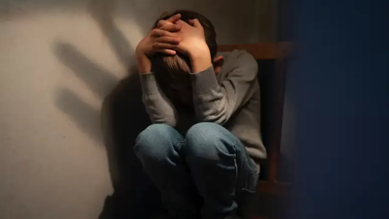 Алматыда ер адам балаларды лифтте соққыға жыққан 