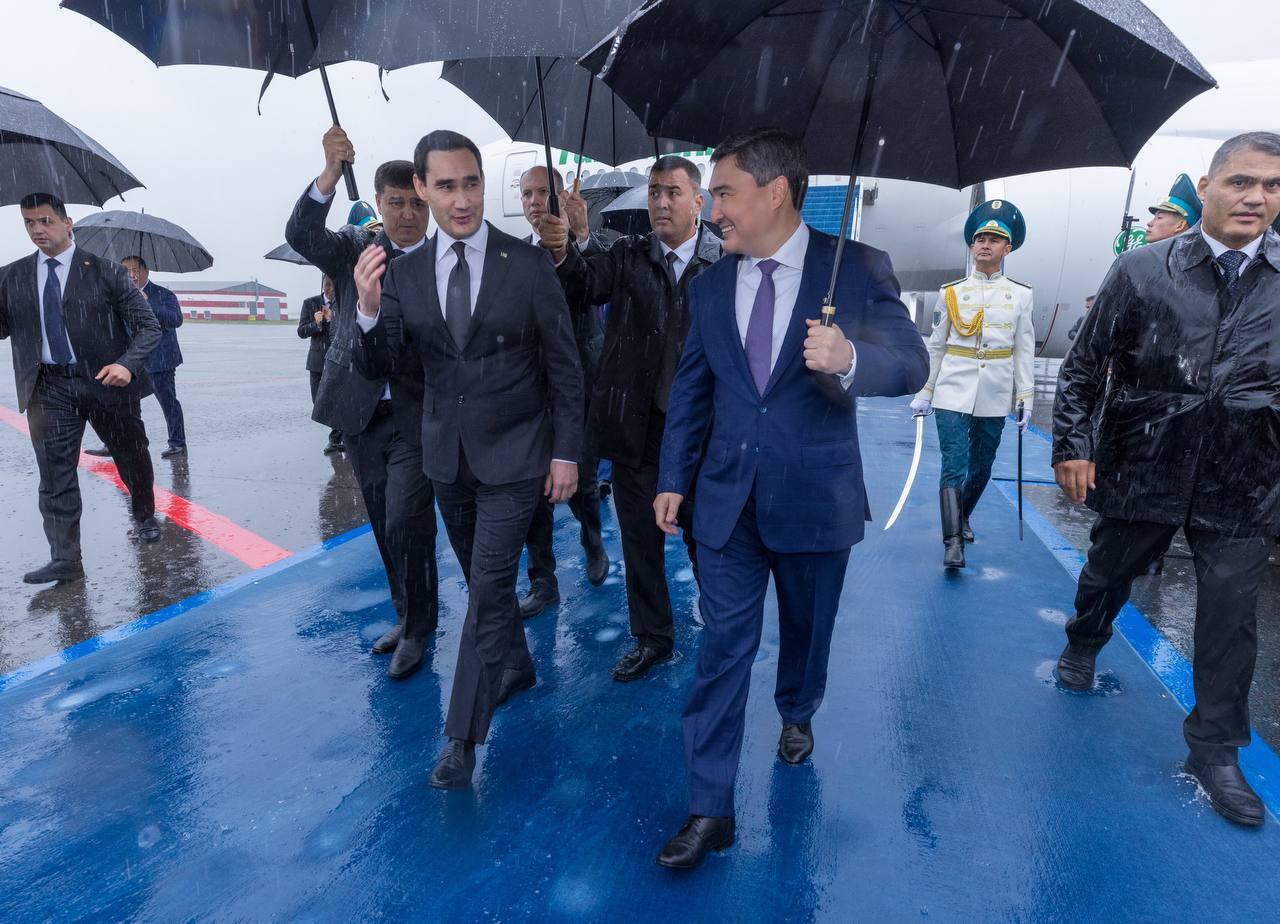 Президент Туркменистана прилетел в Астану 