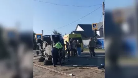 «Lexus аударылып қалды»: Павлодарда екі көлік соқтығысты