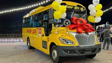 Завод QazTehna подарил школьный автобус 