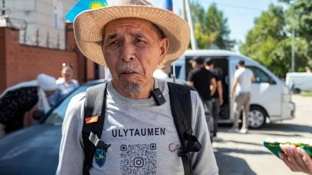 74-летний казахстанец пешком отправился в соседние страны  