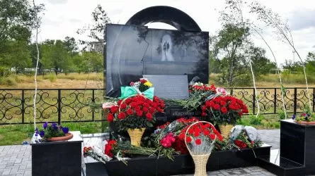 Имена 46 погибших шахтеров увековечили сразу на двух памятниках в Караганде