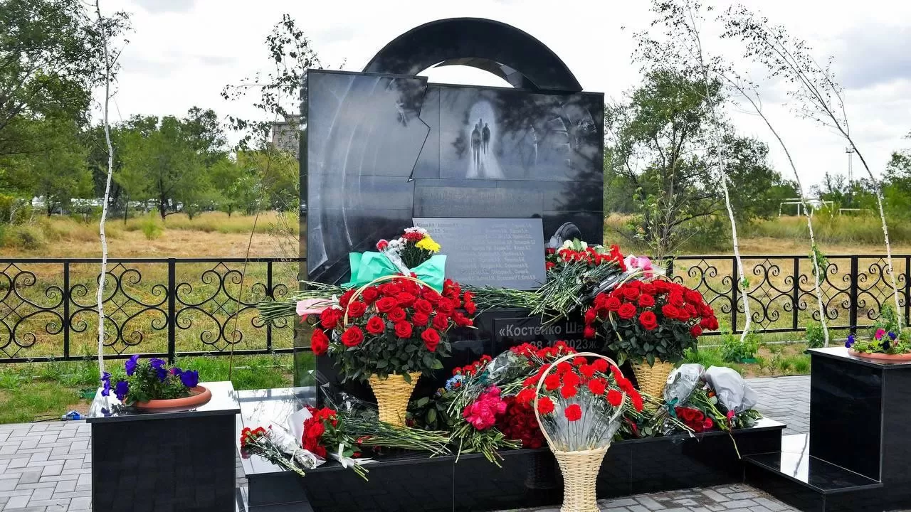 Имена 46 погибших шахтеров увековечили сразу на двух памятниках в Караганде