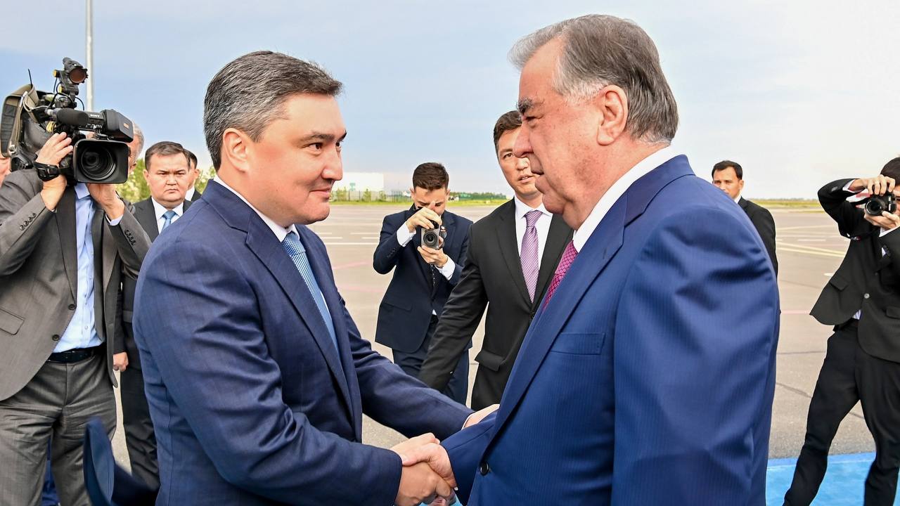 Казахстанский премьер встретил в аэропорту президента Таджикистана