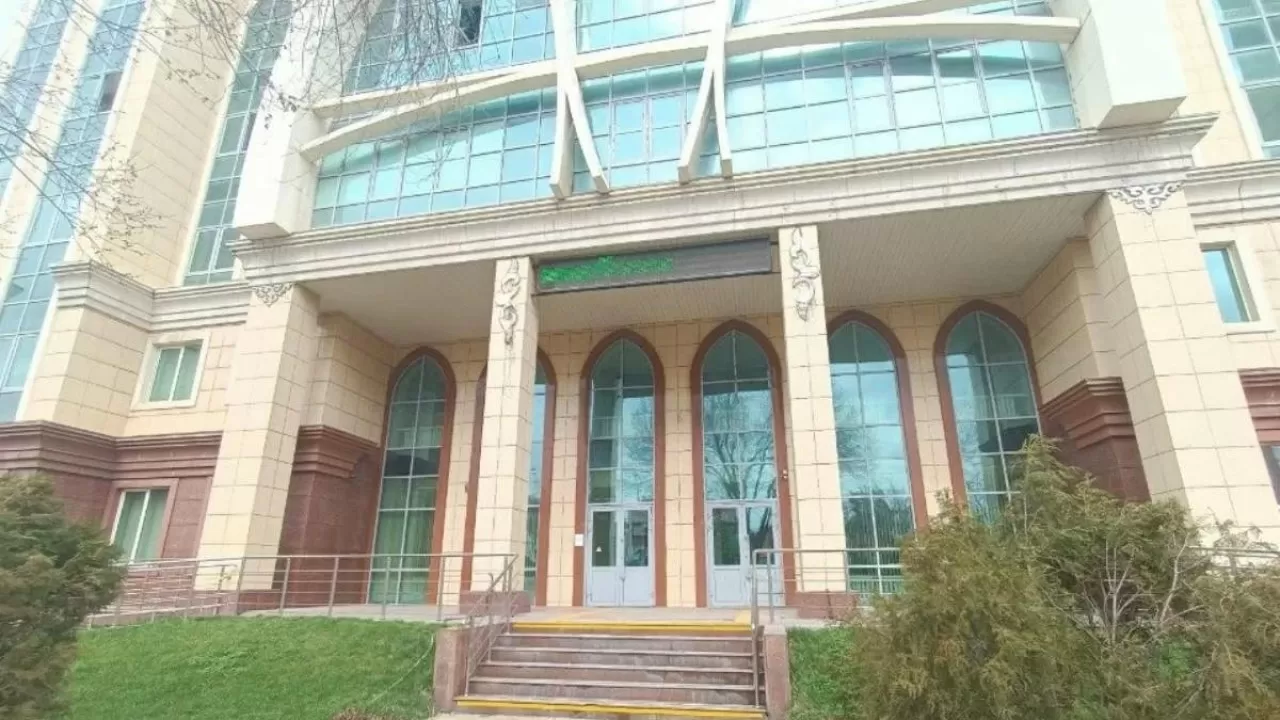 Ақтөбеде университет директорының әйелі оқуға түсіру үшін талапкерлерден ақша алған