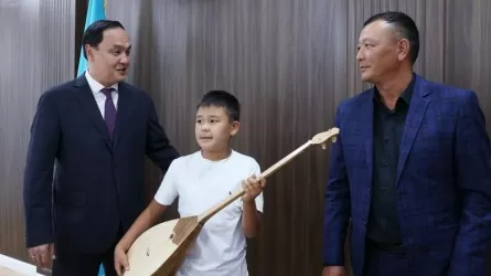 Өртеніп жатқан көліктен 5 адамды алып шыққан азаматқа құрмет көрсетілді 