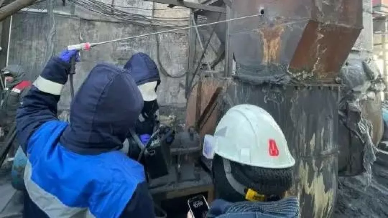 Экология департаменті Сәтбаевтағы қара қардың себебін анықтады