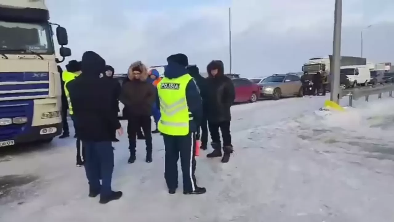 Огромная пробка из сотен машин образовалась на трассе Астана - Петропавловск