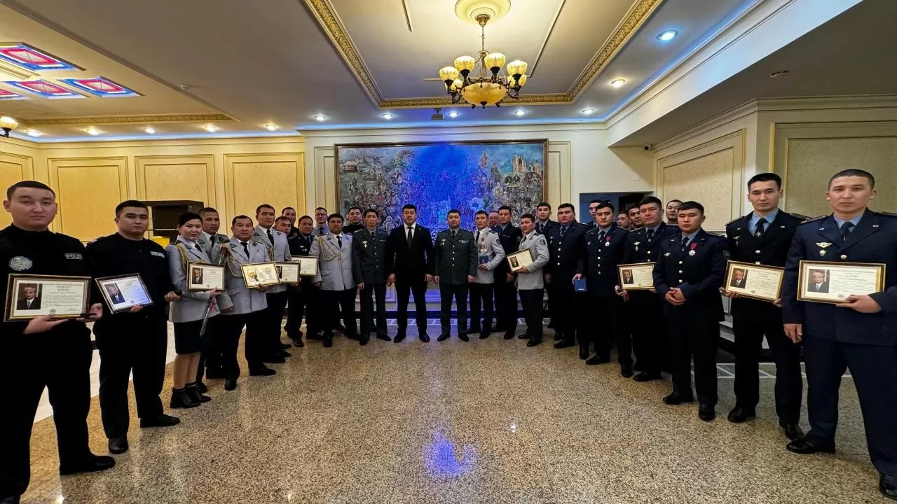 Ақтауда құлаған ұшаққа алғаш болып көмекке асыққандар мемлекеттік марапат алды 