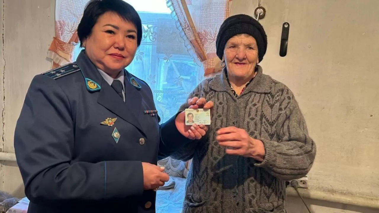71-летняя казахстанка получила свое первое удостоверение личности