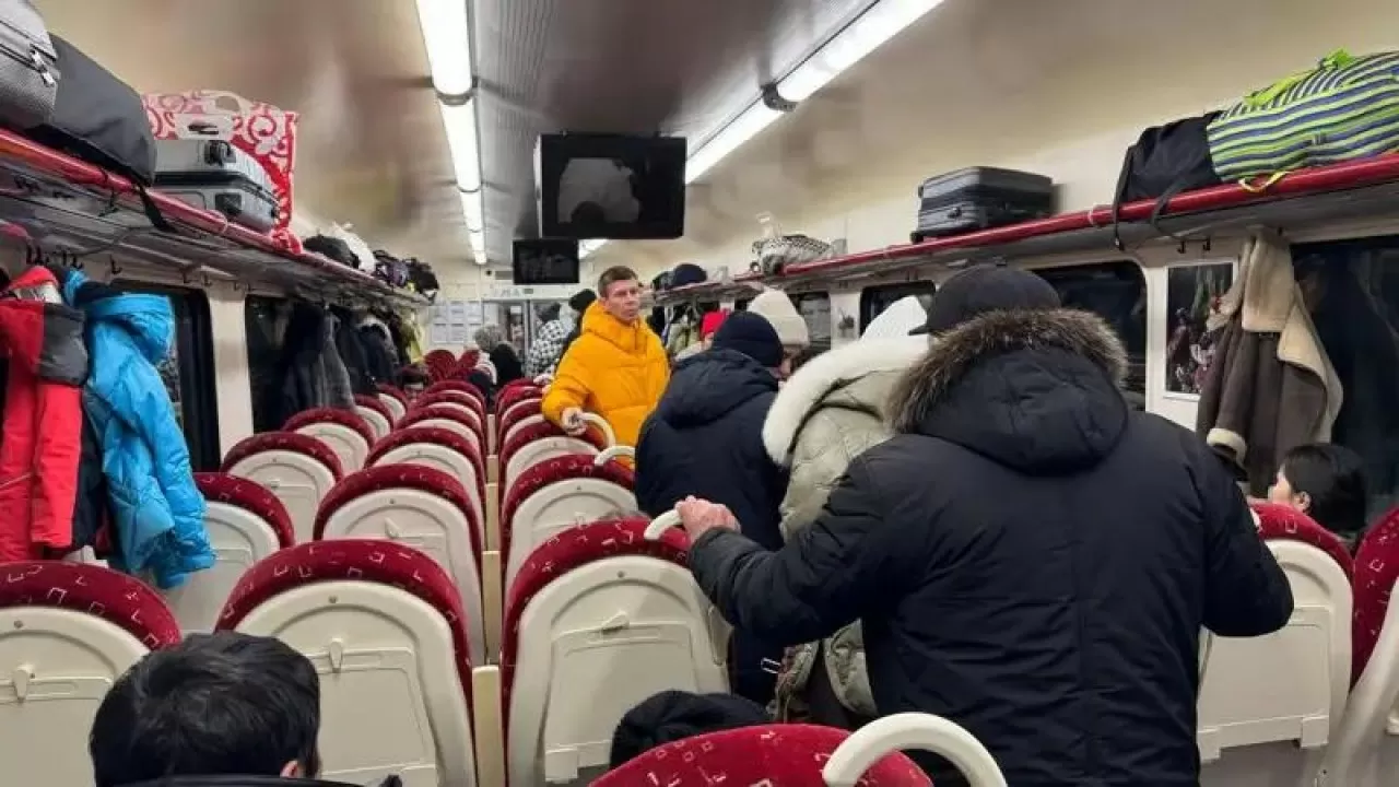 Төрт өңірде тас жолдардың жабылуына байланысты 400 адам пойызбен тасымалданды