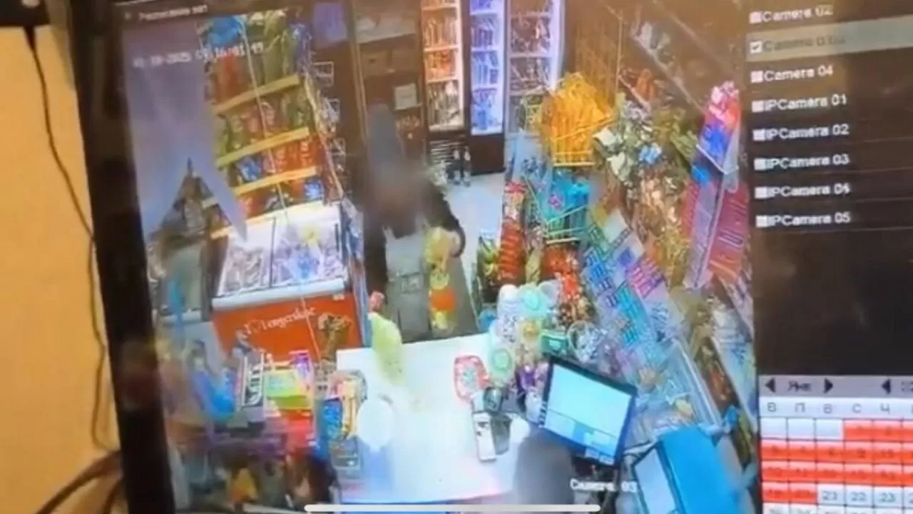 Женщина в Астане нашла банковскую карту и два дня покупала на нее продукты