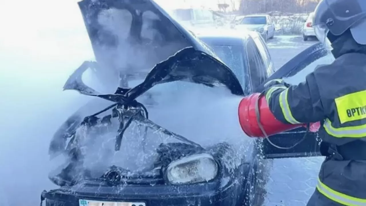 Павлодарда тұрақта тұрған екі жеңіл көлік өртенді