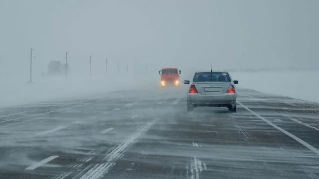 Қазақстанның екі өңірінде жолдар жабылды