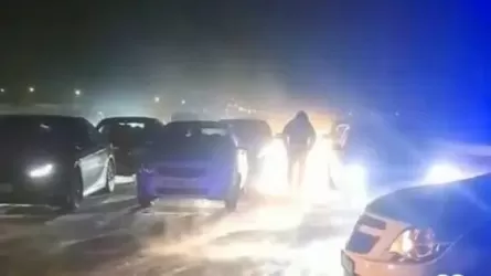 Қарағандыда жол жабылып, 50 көлік кептелісте қалып қойды 
