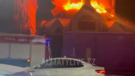Алматыда бизнес-орталық өртеніп жатыр