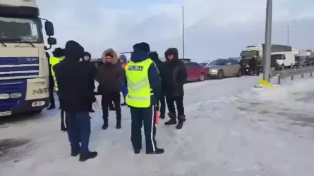 Огромная пробка из сотен машин образовалась на трассе Астана - Петропавловск