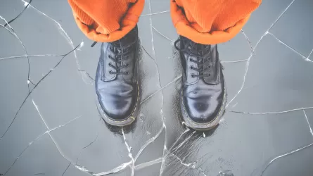 Ертіс өзеніне қатқан мұз үстінде суретке түспек болған әйел суға батып кете жаздады