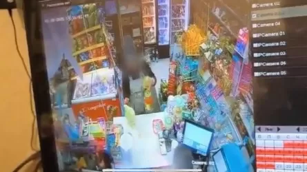 Женщина в Астане нашла банковскую карту и два дня покупала на нее продукты