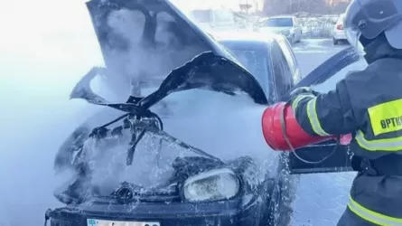 Павлодарда тұрақта тұрған екі жеңіл көлік өртенді