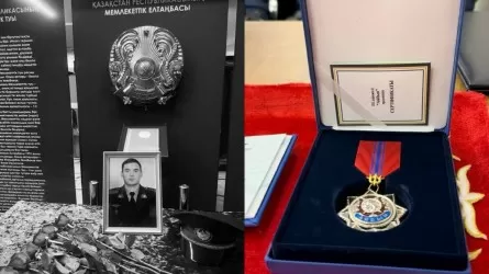 Токаев наградил погибшего в Алматинской службе полицейского