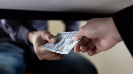 Елімізде жемқор шенділерді шетелге шығаруға тыйым салатын норма қаралуы мүмкін