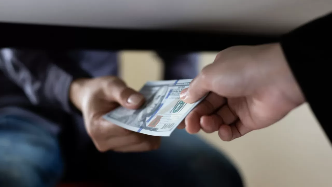 Елімізде жемқор шенділерді шетелге шығаруға тыйым салатын норма қаралуы мүмкін