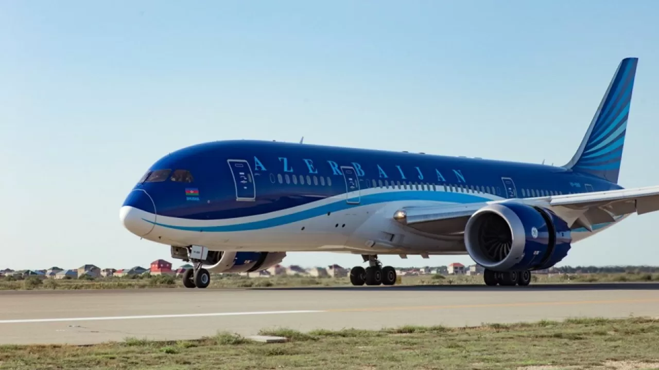 Самолет AZAL экстренно сел в аэропорту Санкт-Петербурга 