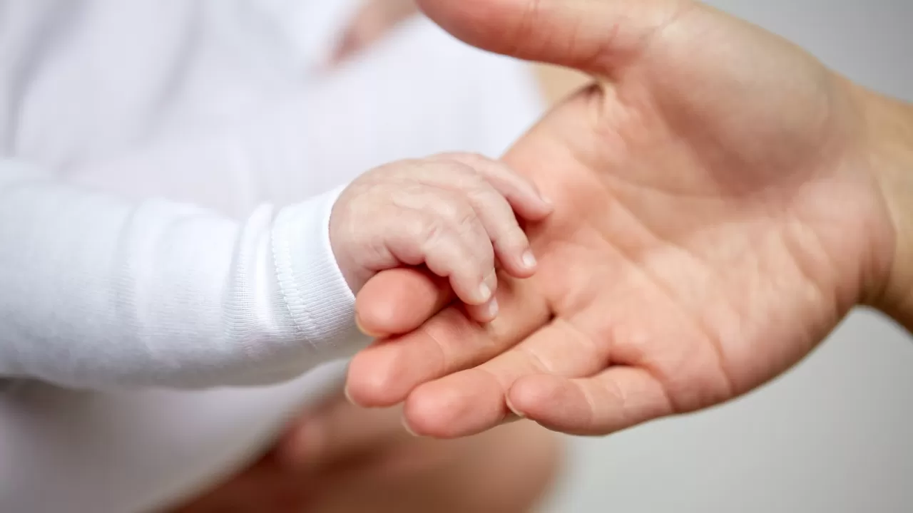 Тірі ұлын "өлді" деп, 100-ге жуық әріптесінен ақша жинаған астаналық әйел сотталды