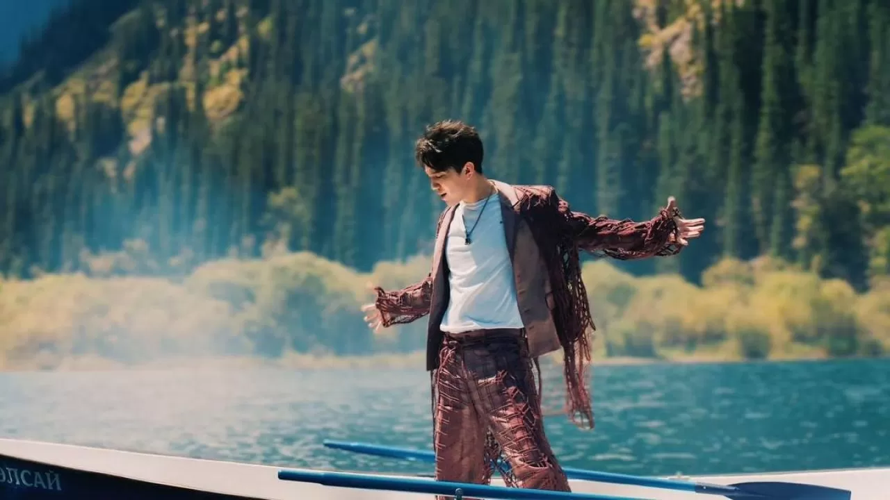 В Китае анонсировали проект Димаша Кудайбергена о красотах Казахстане