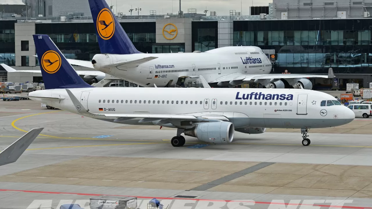 Алматы әуежайында жанармай таситын көлік ұшаққа тиіп кетті