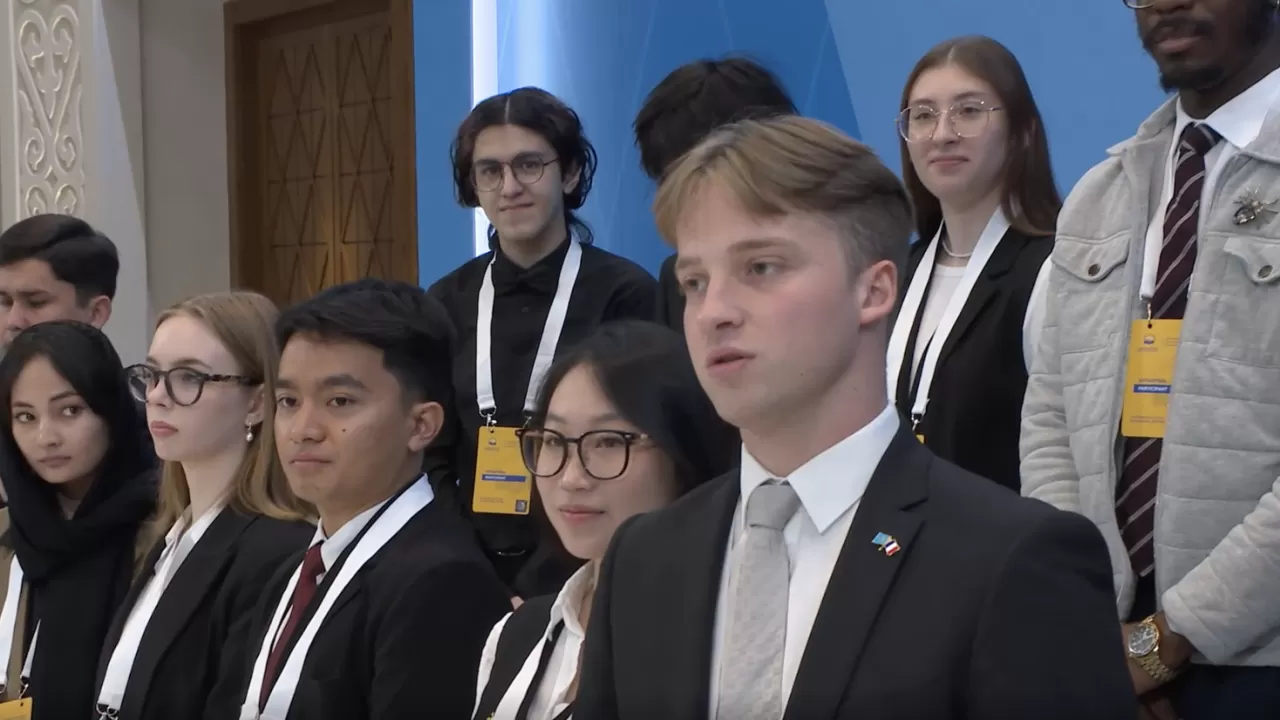 Қасым-Жомарт Тоқаев француз студентінің қазақша сөйлегеніне тәнті болды