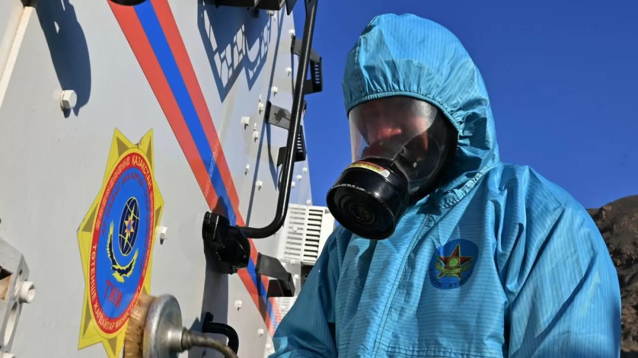 Военные отработали действия при химугрозе в Алматинской области 