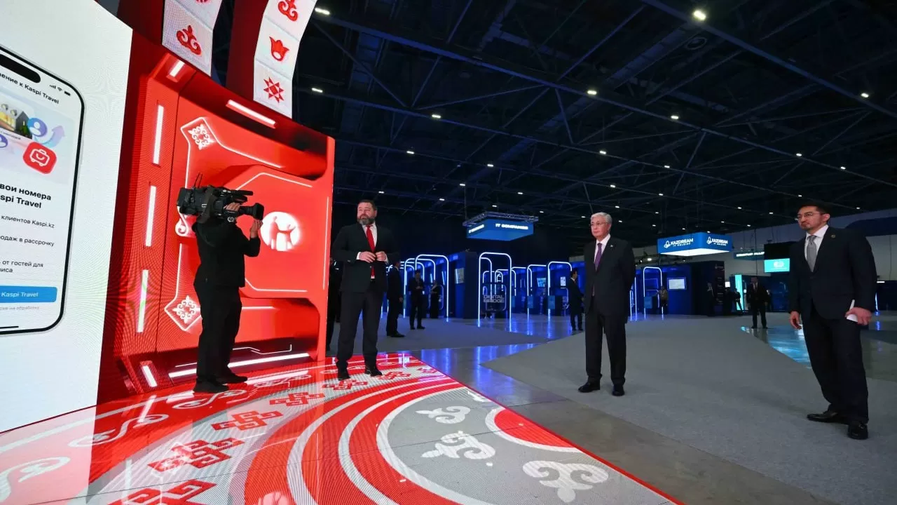 Токаев посетил выставку цифровых решений 