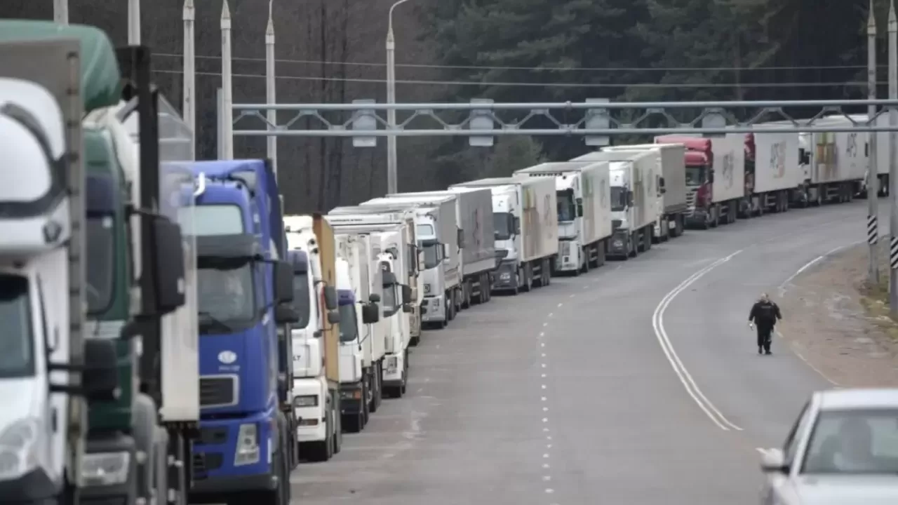 Жүк көліктерін заңсыз тіркеумен айналысқан топтың сыбайласы Ресейден экстрадицияланды