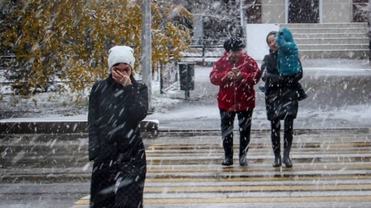 Жаңа фистинг порно Үш балапан бір жігітті сиқыды