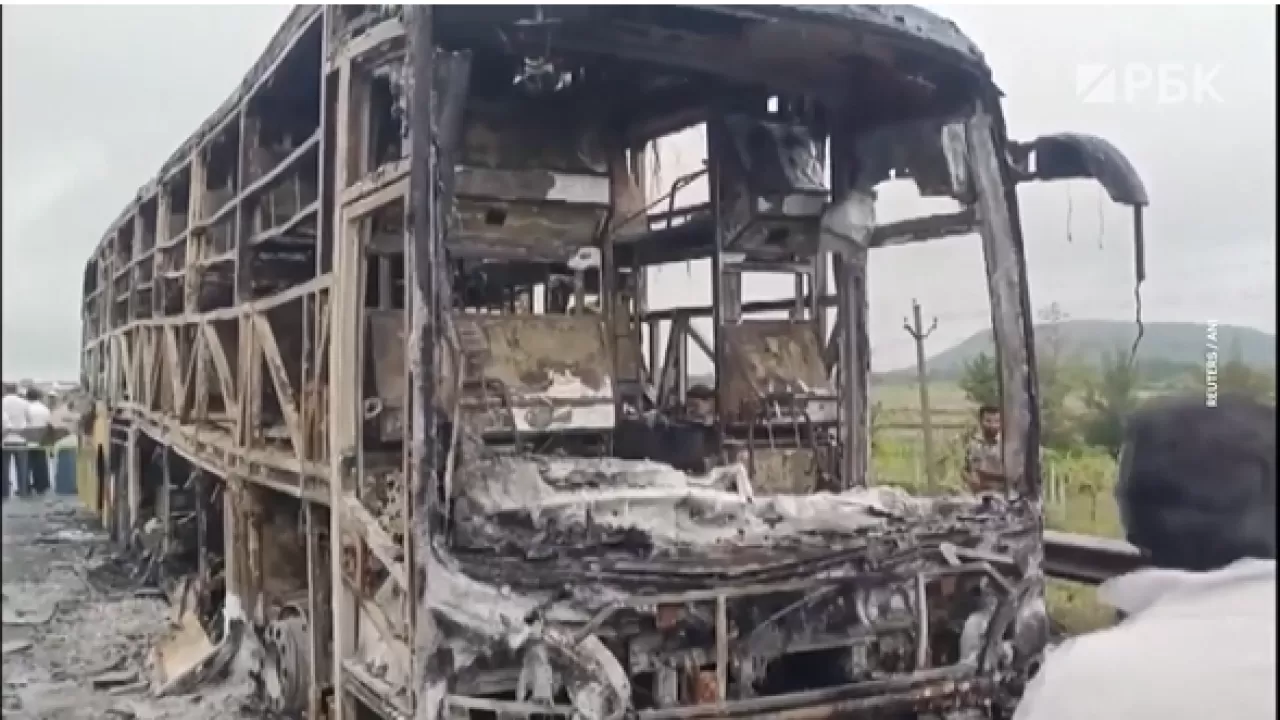 В Индии сгоревший автобус унес десятки жизней