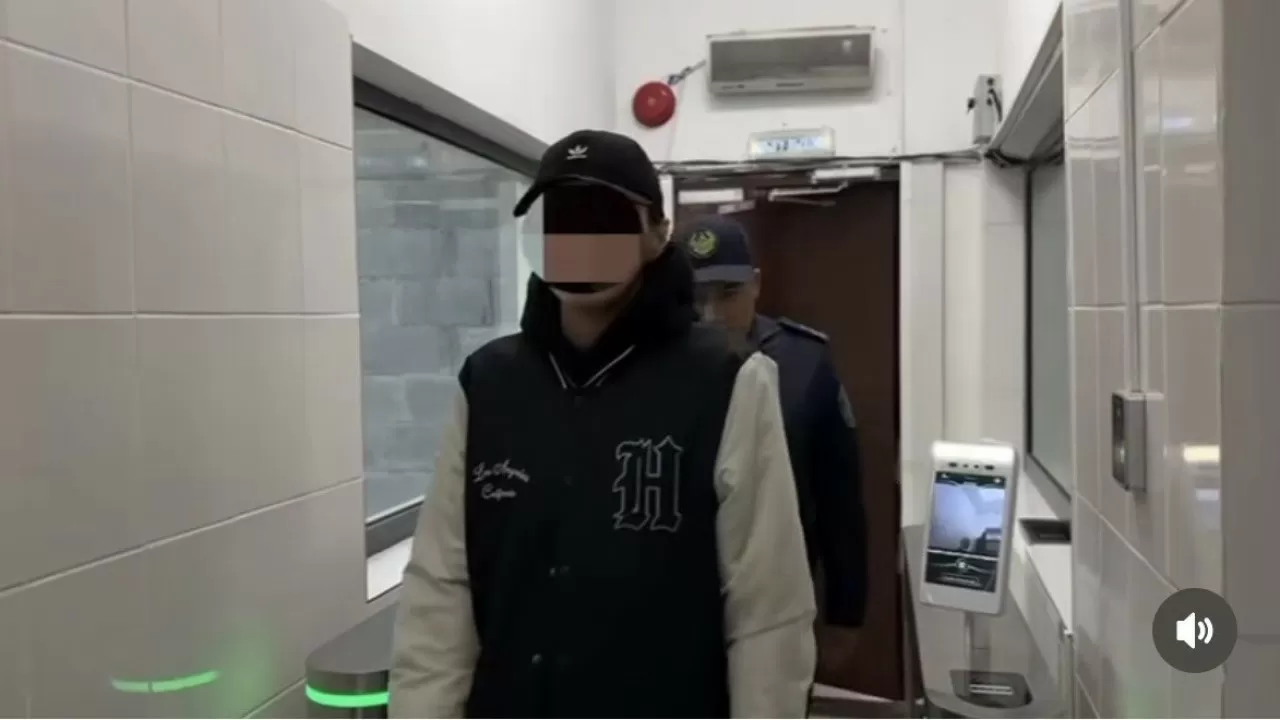 Алматыда нашар еститін такси жүргізушісін мазақ еткен блогер полицияға жеткізілді