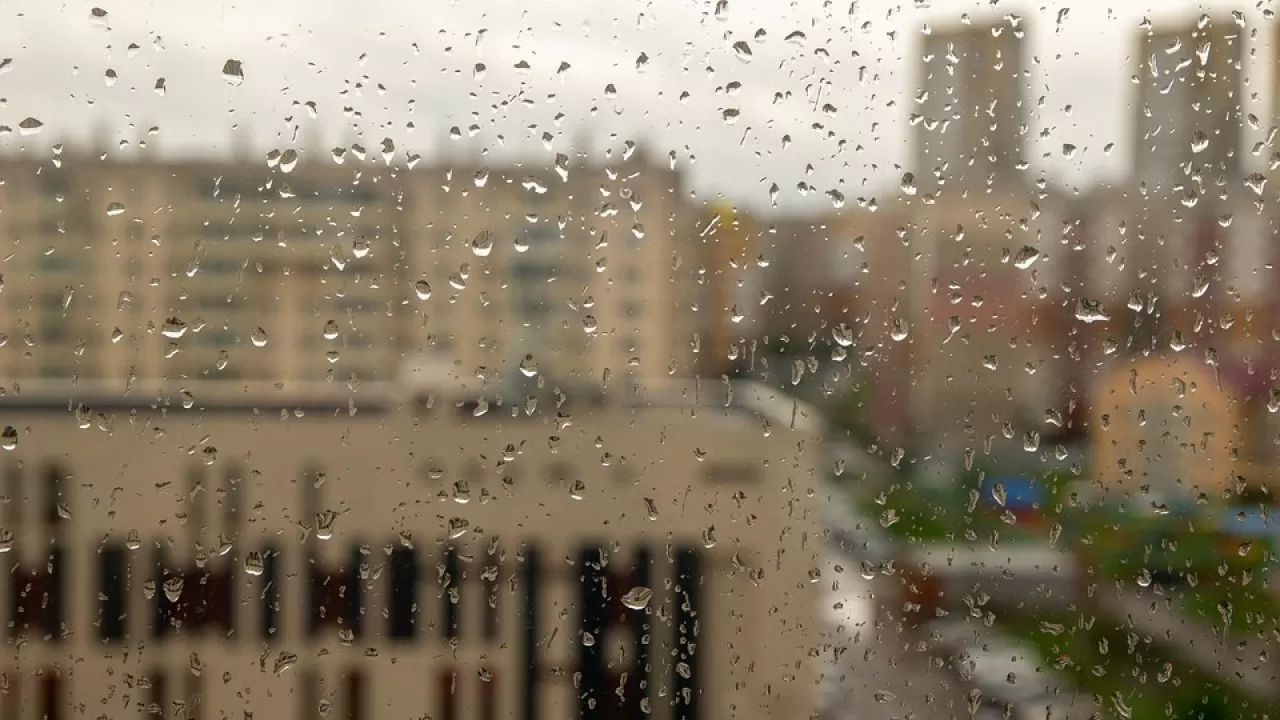 Сильный дождь, ветер и туман: в регионах Казахстана объявлено штормовое предупреждение