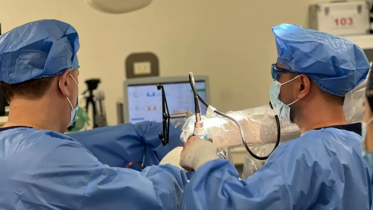 Ташкентте роботтың көмегімен алғашқы эндопротездеу оталары жасалды