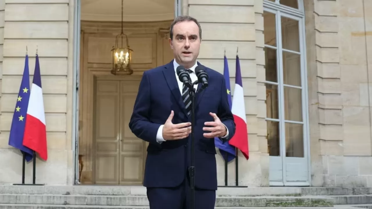 Лекорну ушел в отставку через сутки после назначения кабмина во Франции 