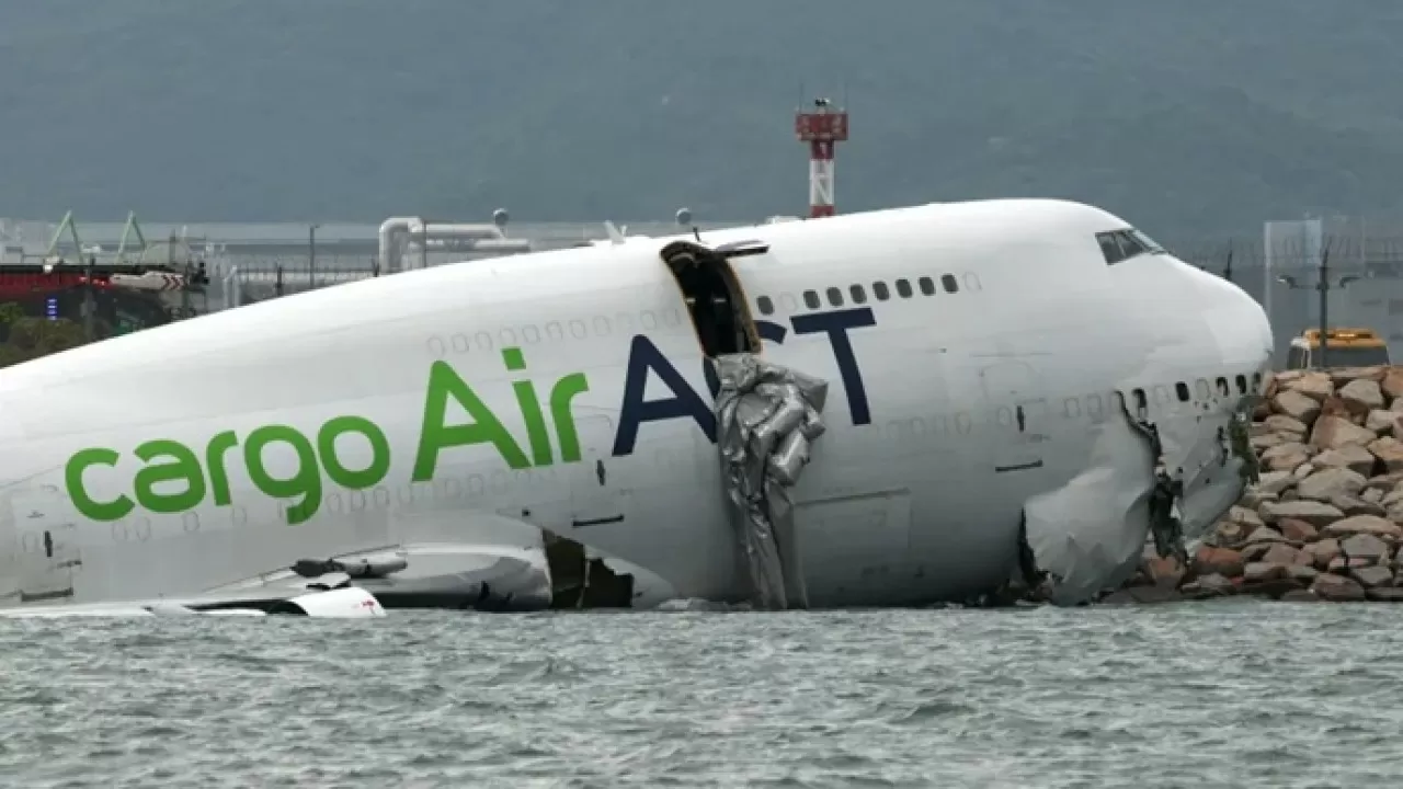 Boeing 747 упал в море в Гонконге: есть погибшие 