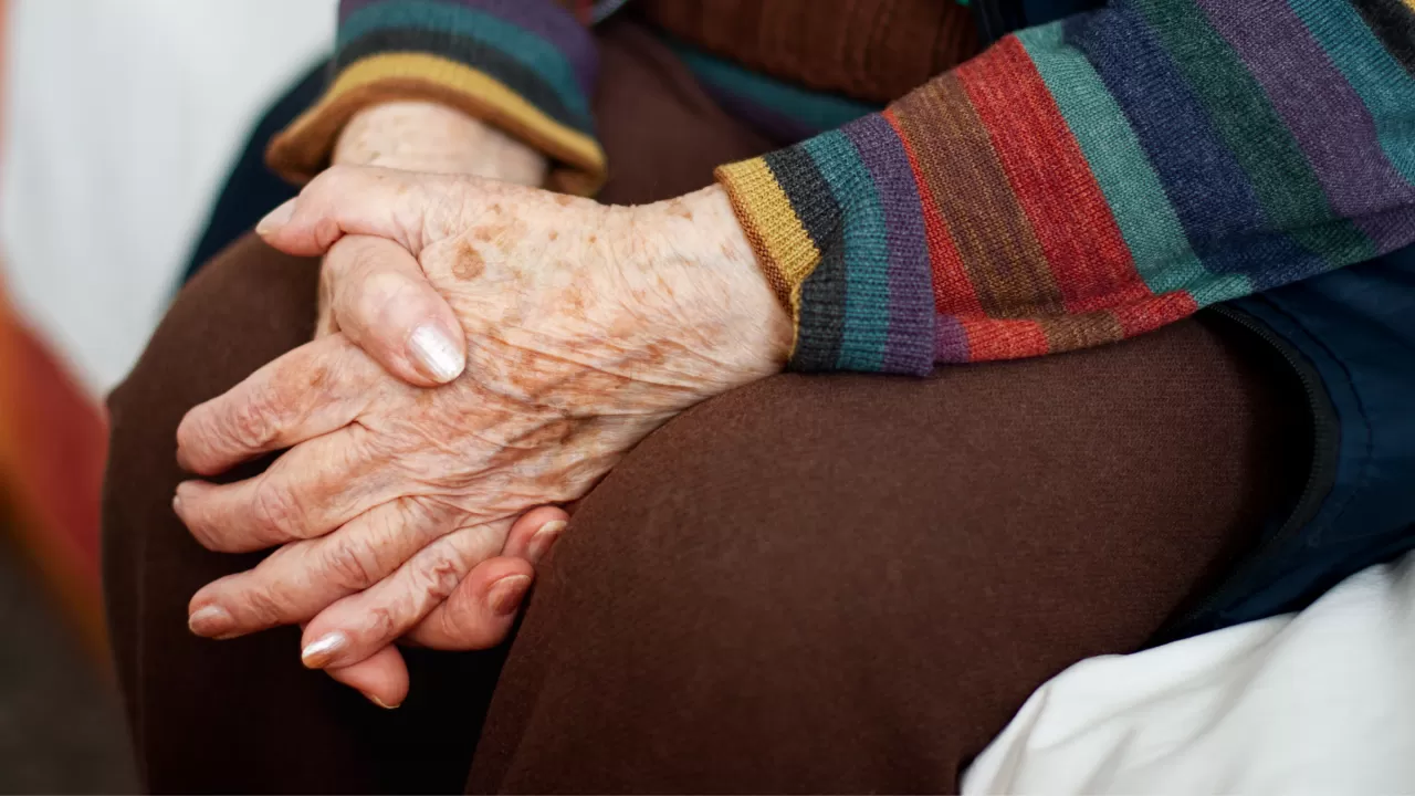 Атыраулық зейнеткердің көзіне сірке қышқылын шашып, алтындарын тонап кетті