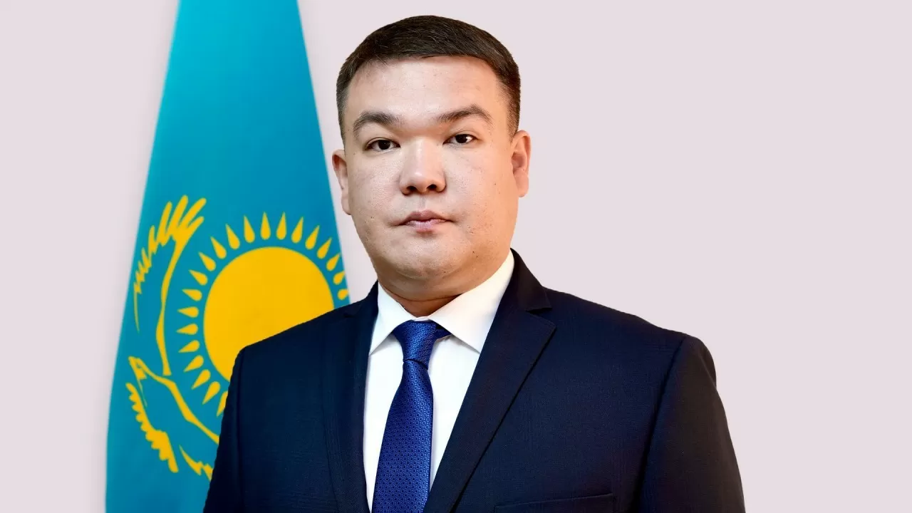 Досье: Туткышбаев Кайырхан Серикович