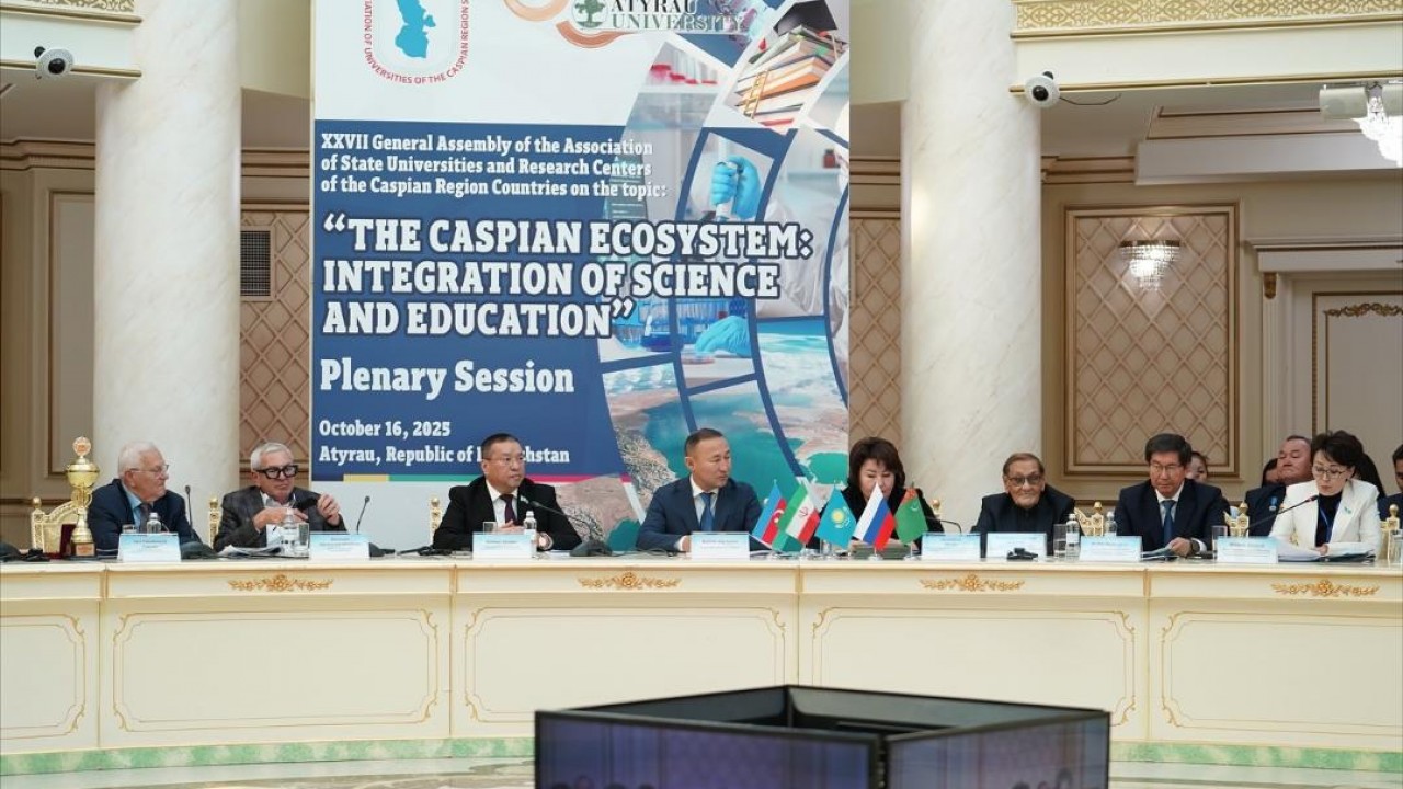 Қара шұлық пен өкшелі порно