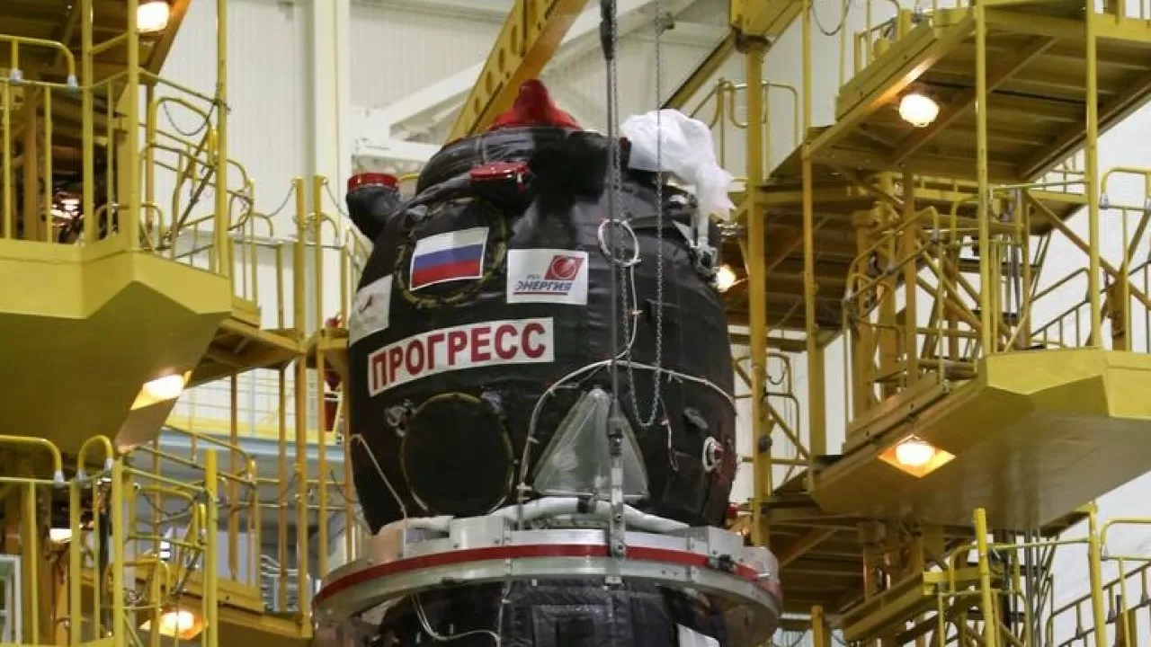 Космический грузовик "Прогресс МС-33" доставили на Байконур
