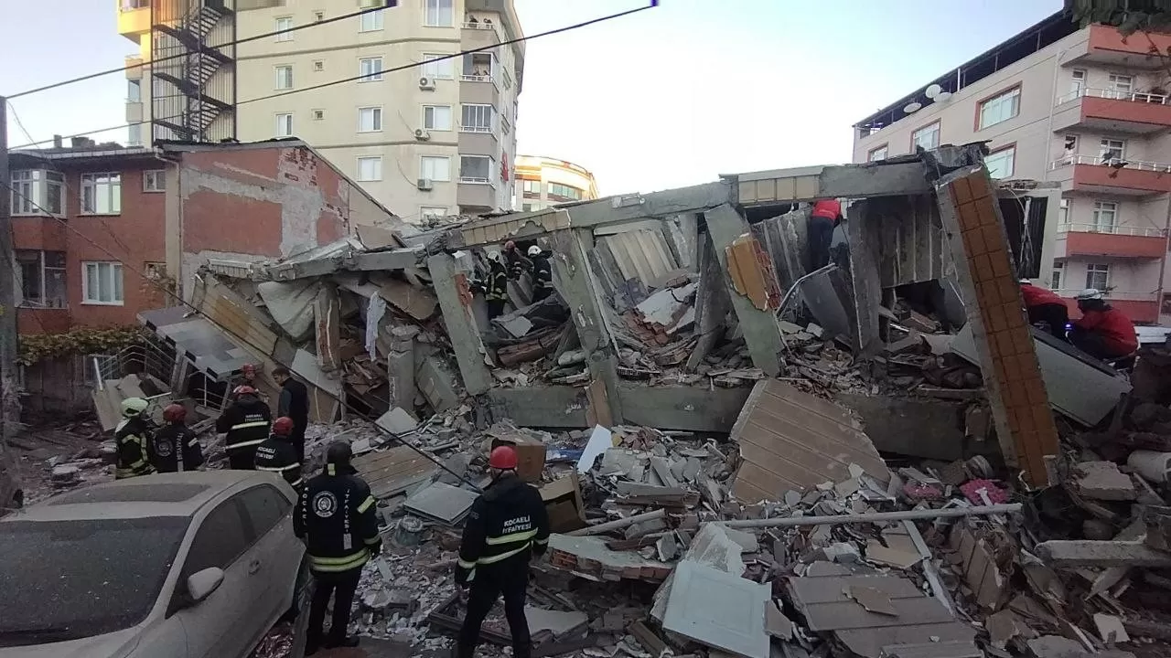 Обрушение семиэтажного здания в Турции: погиб ребенок